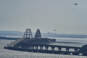 Oštećen u snažnoj eksploziji: Popravke na Krimskom mostu trebalo bi da budu završene do jula 2023.