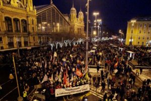 Traže veće plate: Hiljade učenika i profesora protestovali u Budimpešti