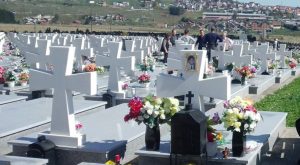 Okupio se veliki broj građana: Miholjske zadušnice obilježene na spomen-groblju “Mali Zejtinlik”