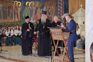 Matija Bećković primio nagradu “Izviiskra Njegoševa”