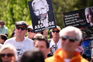 Pozvali Vladu Australije da interveniše: Hiljade ljudi na ulicama Melburna traži oslobađanje Asanža