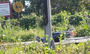 Voz “pokupio” motociklistu: Prelazio prugu dok je rampa bila spuštena