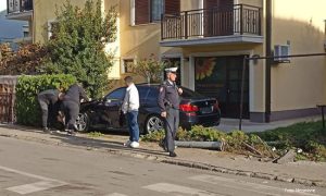 Žena povrijeđena nakon sudara u Banjaluci: BMW uletio u dvorište kuće nakon nesreće