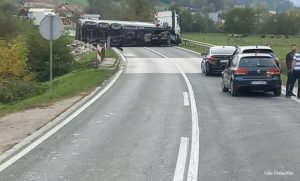 Saobraćaj potpuno obustavljen: Kamion se prevrnuo na magistrali