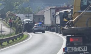 “Mercedes” završio na krovu nakon nesreće: Žena prebačena u bolnicu