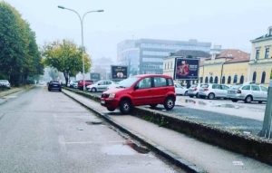 Ko li vozi ovaj automobil crvene boje: Skoro pa nestvaran prizor iz centra Banjaluke