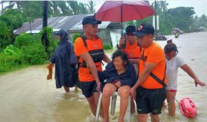 Najmanje 72 osobe izgubile život u tropskoj oluji koja je pogodila Filipine