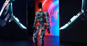 Mask predstavio Optimusa: Robot koji „treba da zamijeni ljude“  VIDEO