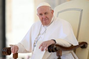 Papa pozvao na okončanje sukoba: Jedini pobjednici u ratu su proizvođači oružja