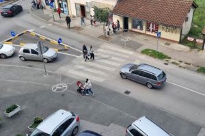 Bahati vozač u Banjaluci: Parkirao na sred ulice, izašao iz auta i otišao FOTO