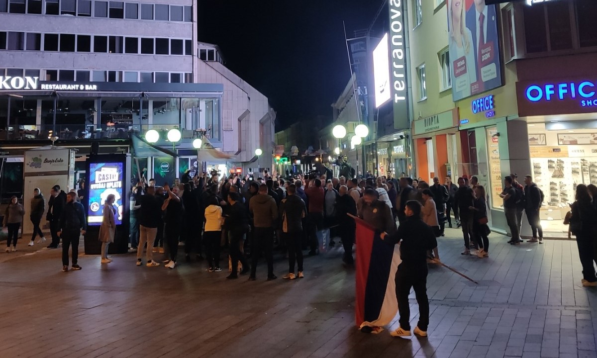 PDP-ovci na Trgu Krajine: Bakljada, trubači i šampanjac VIDEO
