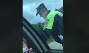 Objavio kako “časti” policajca: Snimak izazvao brojne reakcije VIDEO