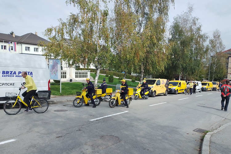 Tradicionalnim defileom poštanskih radnika i vozila “Pošte Srpske