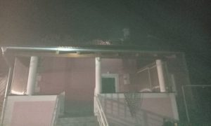 Gorjela kuća u Banjaluci: Vatrogasac povrijeđen prilikom intervencije FOTO