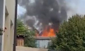 Velika buktinja: Izbio požar u krugu bivše fabrike “Trudbenik” VIDEO