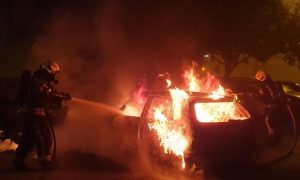 Požar na parkingu: Zapaljeno osam automobila