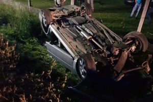 Teška saobraćajka: Vatrogasci izvukli povrijeđenog iz prevrnutog automobila na putu Derventa- Prnjavor