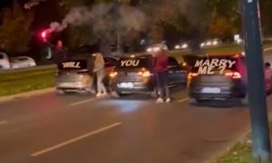 Neobična prosidba: Mladić zaustavio saobraćaj i djevojci postavio “sudbonosno” pitanje VIDEO