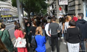 Žene digle glas: Novi protest ispred “Informera” zbog intervjua sa silovateljem VIDEO