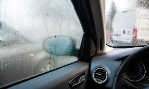 Odličan trik: Ovako možete brzo odmagliti prozore na automobilu VIDEO
