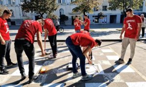 Rukometaši Borca se angažovali: Obnovili šahovsko polje u centru Banjaluke FOTO