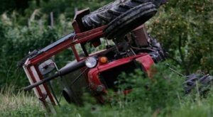 Tokom košenja trave: U prevrtanju traktora stradao muškarac