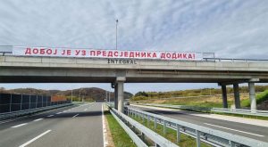 Transparent podrške na auto-putu “9. januar”: “Doboj je uz predsjednika Dodika“