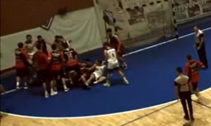 Haos na košarkašoj utakmici: Jedan kroše pokrenuo opštu tuču VIDEO