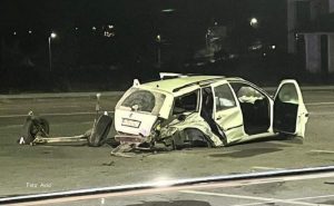 Teška saobraćajna nesreća kod Cazina: Od siline udara Golf ostao bez zadnjih točkova, jedna osoba povrijeđena