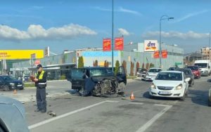Policija vrši uviđaj: Saobraćajna nesreća u Sarajevu, automobil u potpunosti uništen