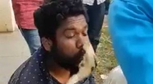 “Stručnjak za reptile”: Indijac pokušao da izvede igru sa otrovnicom, jedan pokret je bio fatalan VIDEO