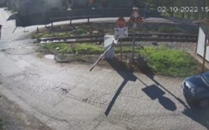 Nepažnja bicikliste: Opet polomljena rampa u Vrbanji VIDEO