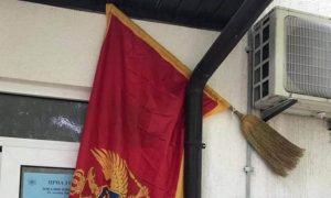 Narušen ugled i dostojanstvo države: Na biračkom mjestu zastava Crne Gore okačena na metli