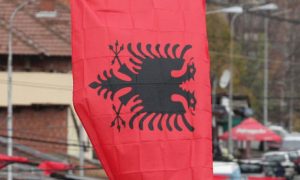 Nova provokacija: Istaknute zastave Albanije pored srpskih kuća i crkve u Klokotu