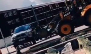Neobičan prizor na Vlašiću: Vozač bagerom transportuje BMW X5 VIDEO
