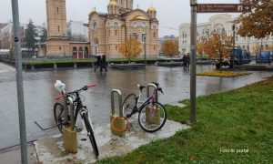 Na tri stepena i po kiši: Pojedini Banjalučani ne odustaju od bicikla VIDEO