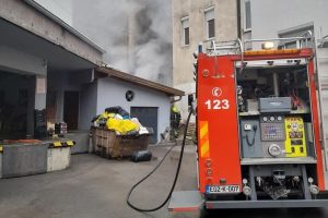 Vatra ugašena: Gorio otpadni namještaj iza Boske FOTO