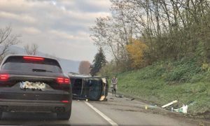 Dijelovi rasuti po cesti: Udes na ulazu u Doboj, automobil prevrnut