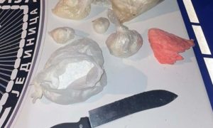 Policija zatekla staricu: Kod sebe imala nož, digitalnu vagicu i pola kilograma bijele materije