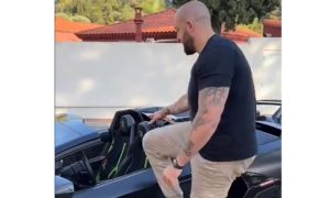 Vrata ne koristi: Evo kako izgleda kada dvometraš vozi Lamborghini VIDEO