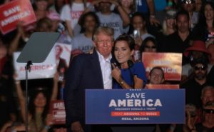 Kari Lejk je jedna od kandidata koje bivši predsjednik SAD podržava u Arizoni: „Možete me zvati Tramp u haljini“