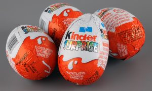 Poslužili se i čokoladom: Opština izabrala gradonačelnika uz pomoć kinder jaja