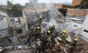 Avion se srušio na stambeno naselje: Osam poginulih, oštećeno nekoliko kuća