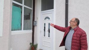 Brutalan napad: Polupani vrata i prozori na kući načelnika opštine Ribnik