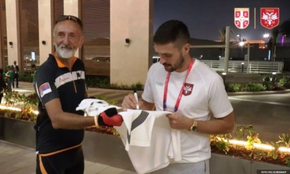 Navijač Srbije oduševio reprezentativce: Biciklom stigao do Katara VIDEO
