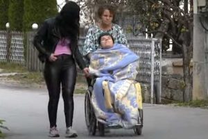 Od 14. godine vezana za invalidska kolica: Aleksandri Ilić iz Šipova potrebna naša pomoć