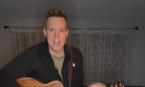 Amerikanac koji voli Balkan: Pogledajte kako je otpjevao pjesmu “Kiše jesenje” VIDEO