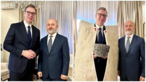 Interesantan poklon: Vučić se obukao kao Čečen na sastanku sa savjetnikom Kadirova FOTO