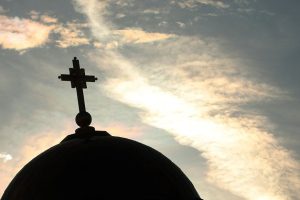 Krste se kada prolaze pored crkve: Da li ovaj običaj ima veze sa pravoslavljem