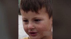 Bosim nogama gazi kamen, jaknu nema – Balkan je u suzama zbog ovog dječaka VIDEO